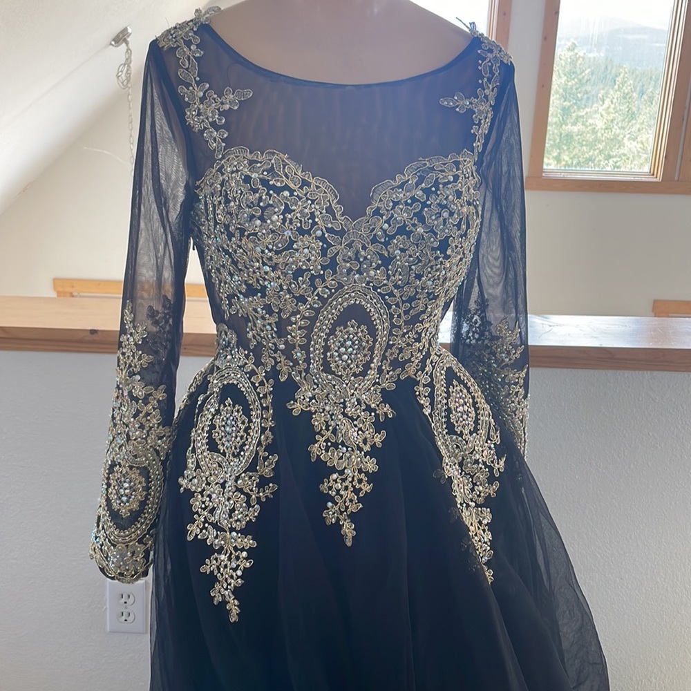 Gorgeous Black Dress 🖤 - Picture 4 of 10